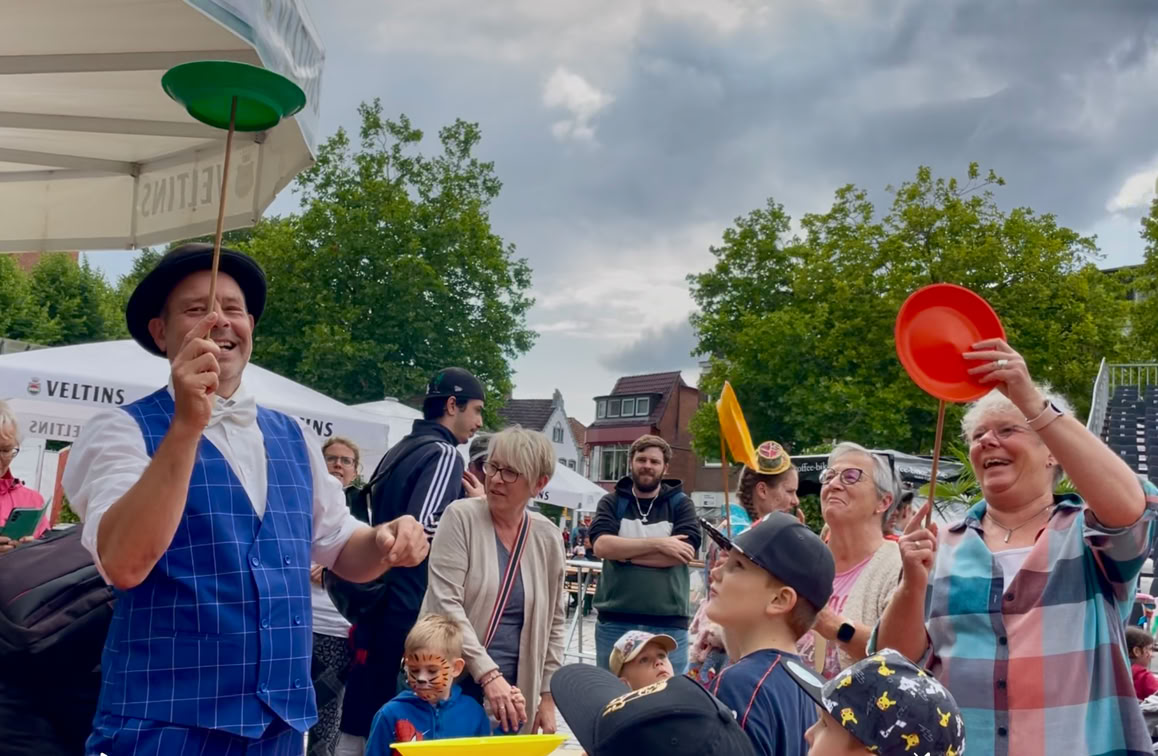 Herr Liebreiz studierte Eurythmie an der Alanus Hochschule in Bonn, ist Schauspieler und Musiker, Unterrichtete an Schulen und im Projekt Zirkus Zirkus Fantasia. Seit 21 Jahren ist Herr Liebreiz mit dem Theater Liebreiz in Deutschland, den Niederlanden und Schweiz unterwegs und begeistert mit seine Shows und Walking Acts die Gäste von Stadt unjd Dorffeste.