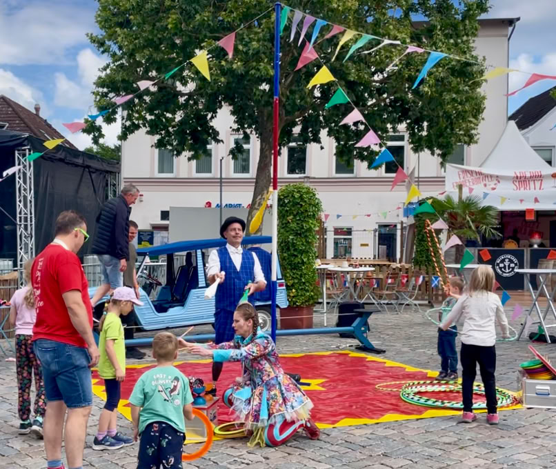 unter dem Fähnchenzelt und auf den Manegenteppich begeistern "Herr Liebreiz" und die Artistin Janet-Jongleurin mit den grossen Mitmachzirkus, ein Unterhlatungs Programm für gross und klein