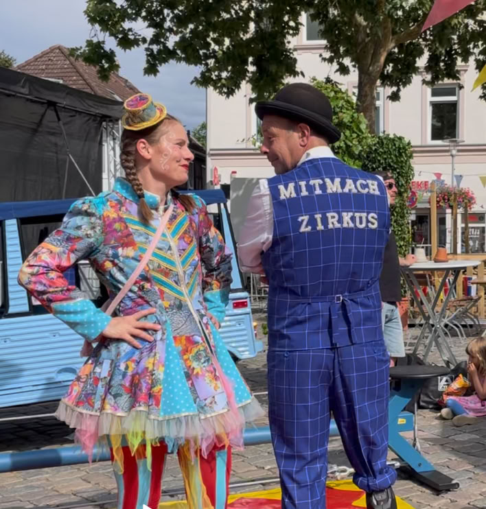 Mitmachzirkus mit Herr Liebreiz und Janet Jongleurin. Artistik, Comedy und viel spass am Arbeiten bringen diese beide Artisten mit. Liebreiz-Animation für ihre Veranstaltung